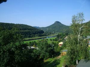 Blick auf ein Tal mit Fluss und Berge in der Unterkunft Doppelzimmer Liliensteinblick 1.OG in Bad Schandau