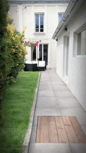 a walkway in front of a white house at Relax & Spa - Séjour Romantique in Margny-lès-Compiègne