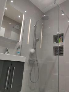Et badeværelse på Stunning Double Room in Harrow Wembley - Khoob House