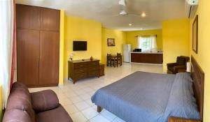 - une chambre avec un lit et un canapé dans l'établissement Casa Coral Cozumel, à Cozumel