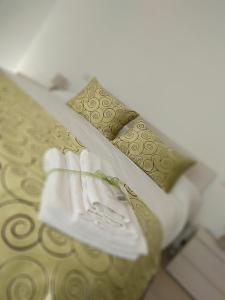 um par de toalhas brancas sentadas em cima de uma cama em Frale House em Arezzo