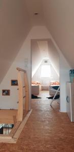 une chambre mansardée avec des escaliers et une chambre avec des lits dans l'établissement Ferienhaus Kleine Auszeit, à Gossersweiler-Stein