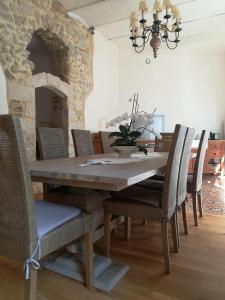 comedor con mesa de madera y sillas en Villa Colonna Appartements, en Manosque