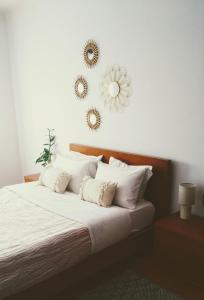 a bedroom with a bed with two mirrors on the wall at Mi Casa Su Casa in Montijo