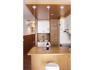 A kitchen or kitchenette at Island Friendly Holiday Home