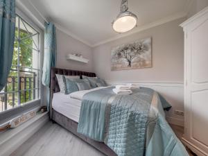 un dormitorio con una cama y una ventana en Ostseetraum, en Zingst