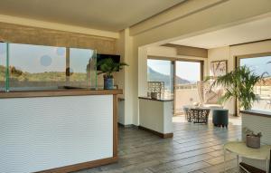 salon z blatem i oknami w obiekcie Prima Vista Beachfront Boutique Hotel w mieście Sivota