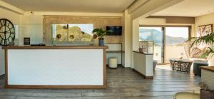 hol z blatem i salonem w obiekcie Prima Vista Beachfront Boutique Hotel w mieście Sivota +37 zdjęć