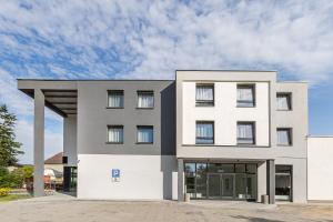 d'un bâtiment blanc et gris dans l'établissement Hotel Bosak, à Szczecin