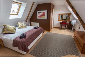 a bedroom with a bed and a window at La Maison du Chene in Percy