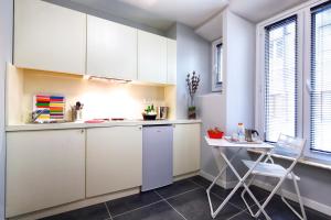 Кухня или мини-кухня в NearHome Smart Suites Guest House
