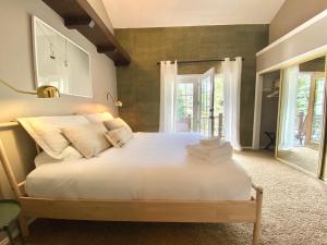 Uma cama ou camas num quarto em Red River Getaway- Ski In Ski Out, Newly Remodeled