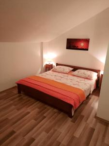 Postel nebo postele na pokoji v ubytování Apartment Rozalija