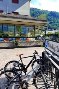 twee fietsen geparkeerd naast een fietsparkeerbord bij La Ruota in Morbegno