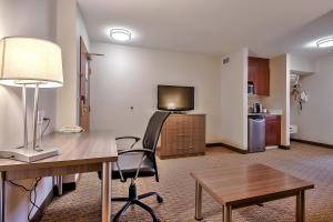 Kuchyň nebo kuchyňský kout v ubytování Comfort Inn & Suites South