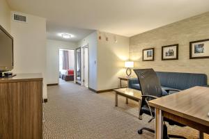 TV a/nebo společenská místnost v ubytování Comfort Inn & Suites South