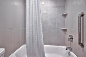 Koupelna v ubytování Comfort Inn & Suites South