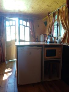 Cuisine ou kitchenette dans l'établissement Camping La Bergerie