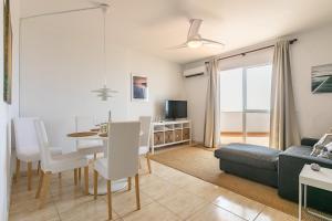 Televízia a/alebo spoločenská miestnosť v ubytovaní Two bedroom penthouse in Torremuelle Benalmádena