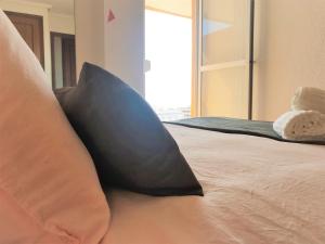 Posteľ alebo postele v izbe v ubytovaní High-Floor Bright Apartment with Sea Views