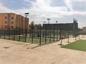 Tenis alebo squash v ubytovaní High-Floor Bright Apartment with Sea Views alebo jeho okolí