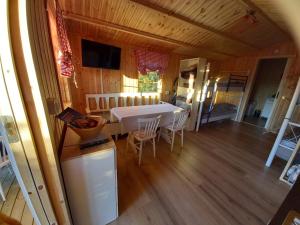 eine Küche und ein Esszimmer mit einem weißen Tisch und Stühlen in der Unterkunft Ferienhäuschen MD Sportfiske in Sveg