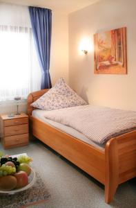 Dormitorio con cama y bandeja de fruta en Haus-Anka, en Cochem