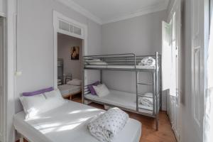 a room with two bunk beds and a bed at Albergue Casa de Abreu in Redondela
