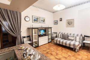 a living room with a couch and a television at Casa Vacanza Sant'Erasmo Ginosa Marina in Ginosa Marina