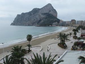 plaża z palmami, ocean i góry w obiekcie SERVICE APART LAZARO- Apartamentos Aguamarina 49 w mieście Calpe