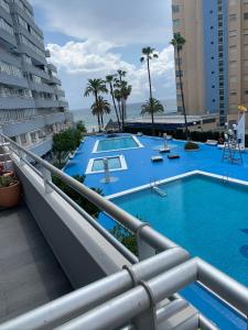 basen na balkonie budynku w obiekcie SERVICE APART LAZARO- Apartamentos Aguamarina 49 w mieście Calpe