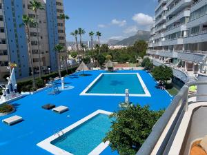 widok na basen z balkonu budynku w obiekcie SERVICE APART LAZARO- Apartamentos Aguamarina 49 w mieście Calpe
