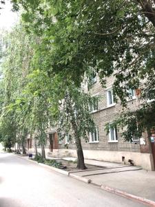 ノヴォシビルスクにあるApartments home hotelの建物前通路脇木