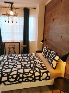 um quarto com uma cama e uma parede de madeira em Central Park Studio Petrosani em Petroşani
