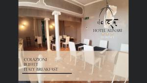 jadalnia ze stołem i białymi krzesłami w obiekcie Hotel Alinari we Florencji