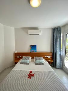 - une chambre avec 2 lits et une grande fenêtre dans l'établissement St François manganao, à Saint-François
