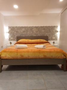 パレルモにあるLa casetta di Gaiaのベッドルーム1室(大型ベッド1台、枕2つ付)
