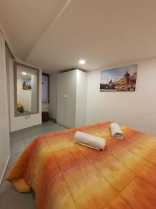 パレルモにあるLa casetta di Gaiaのベッドルーム1室(大型ベッド1台、タオル2枚付)