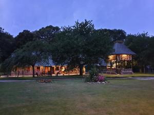 um gazebo num parque à noite em la ferme chevalier em Équemauville