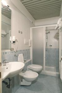 ein Bad mit einem Waschbecken, einem WC und einer Dusche in der Unterkunft Hotel Principe in Modena