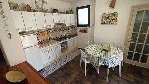 Η κουζίνα ή μικρή κουζίνα στο Villino Marzellinu Belvedere +51 φωτογραφίες