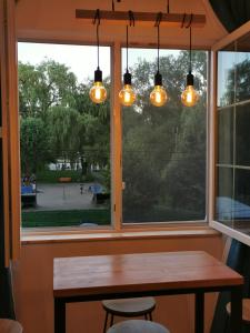 uma janela com uma mesa de madeira e luzes em Central Park Studio Petrosani em Petroşani