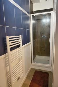 bagno con doccia e finestra in vetro di LD-Location Boulogne-sur-mer a Boulogne-sur-Mer