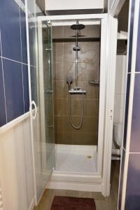 y baño con ducha y puerta de cristal. en LD-Location Boulogne-sur-mer, en Boulogne-sur-Mer