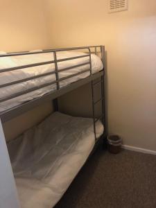 1 dormitorio con 2 literas en una habitación en Redcliffe Apartments Flat 7A, en Swansea