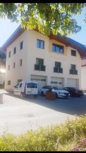 een gebouw waar auto's voor geparkeerd staan bij Alpen Apart Heiss - DELUXE XL Apartments in Prutz
