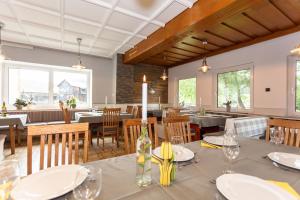 Reštaurácia alebo iné gastronomické zariadenie v ubytovaní Hotel Landhaus Lungau
