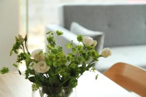 een vaas gevuld met witte bloemen op een tafel bij Villa in Valtice