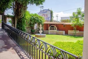a wrought iron fence in front of a building at Hotel O Puente in San Juan del Río +48 photos
