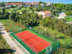 Tenis a/nebo squash v ubytování Mobile Home in Banjole near Beach & Pool nebo okolí